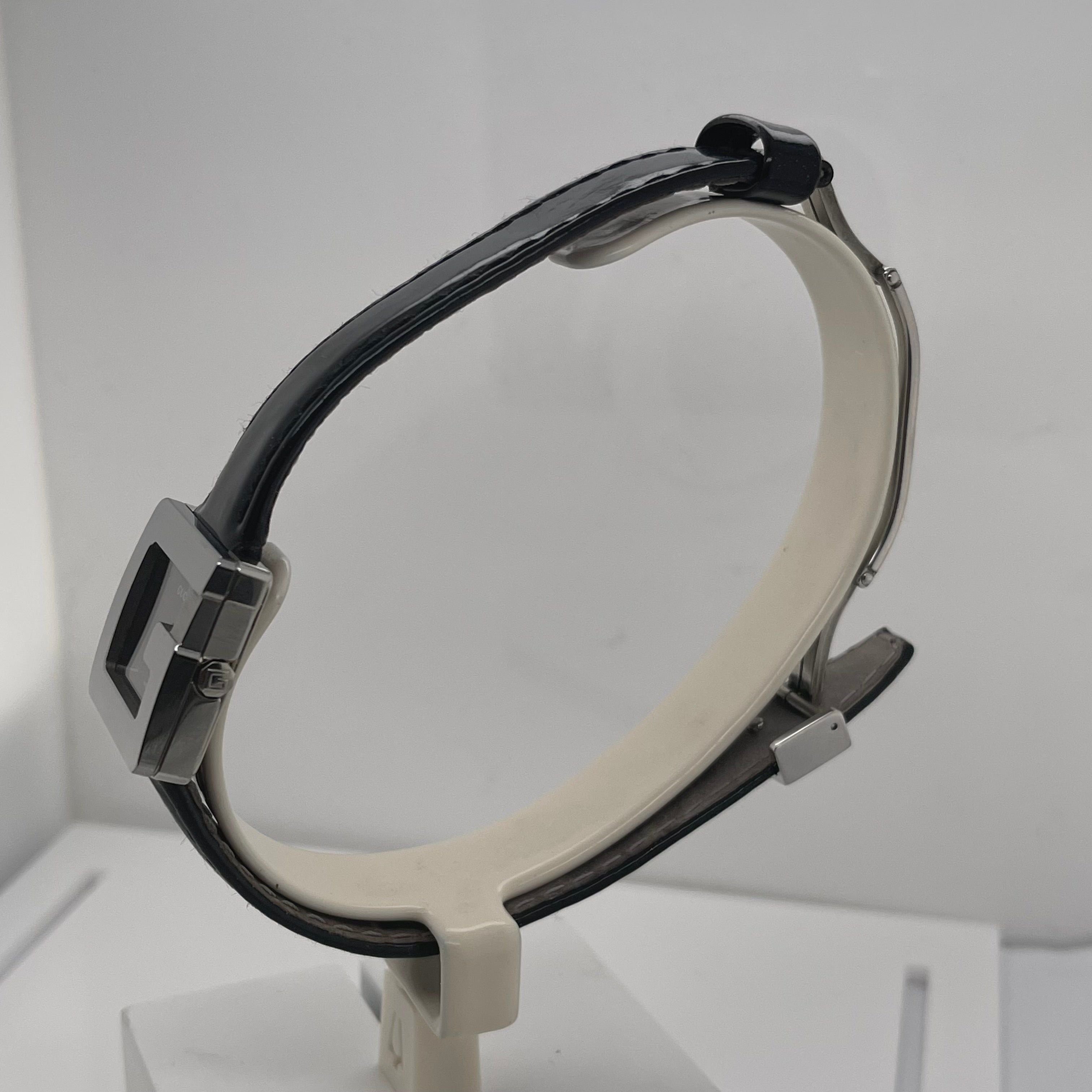 Gucci Ladies Black Dial 'G' Silver Shape Black Leather Strap Watch