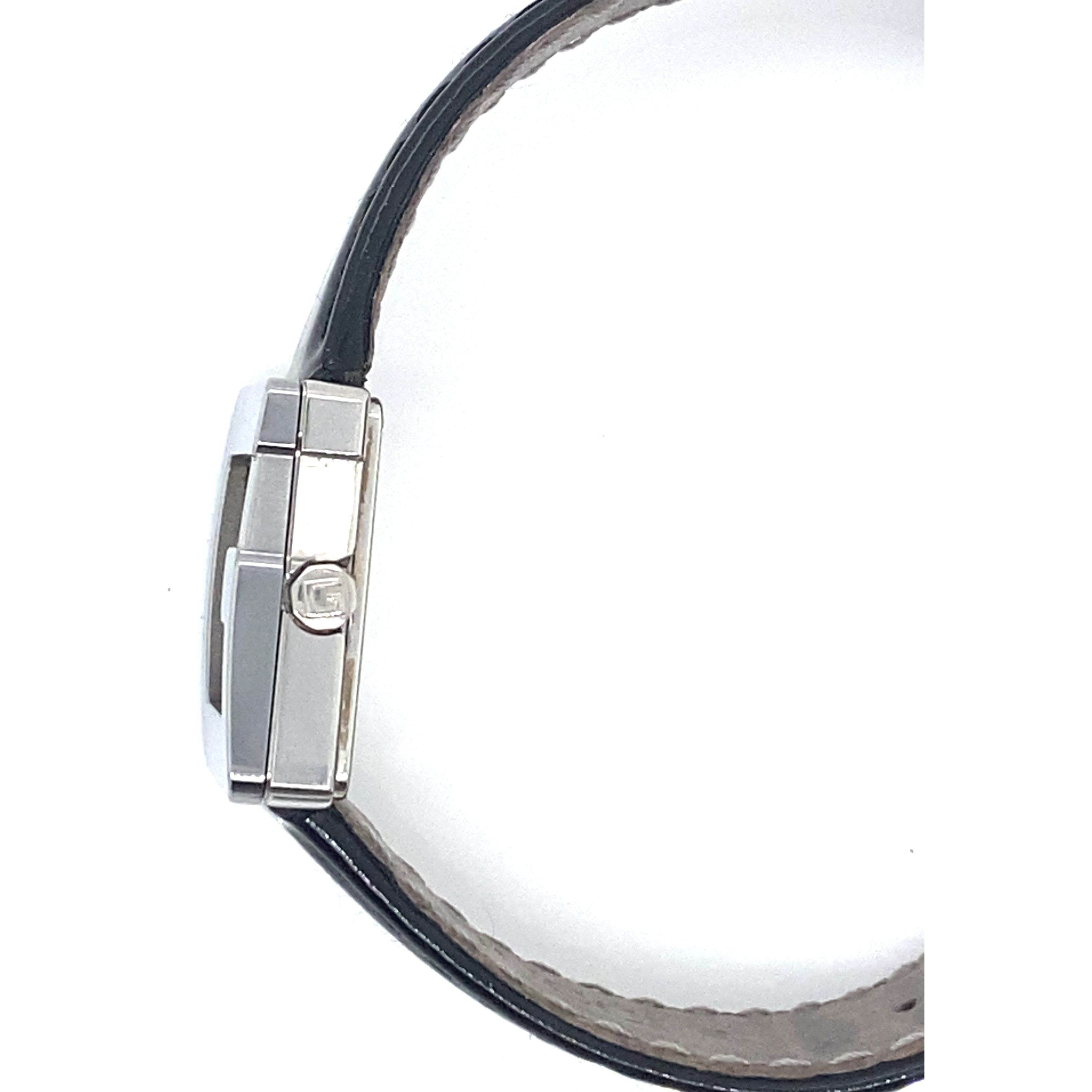 Gucci Ladies Black Dial 'G' Silver Shape Black Leather Strap Watch